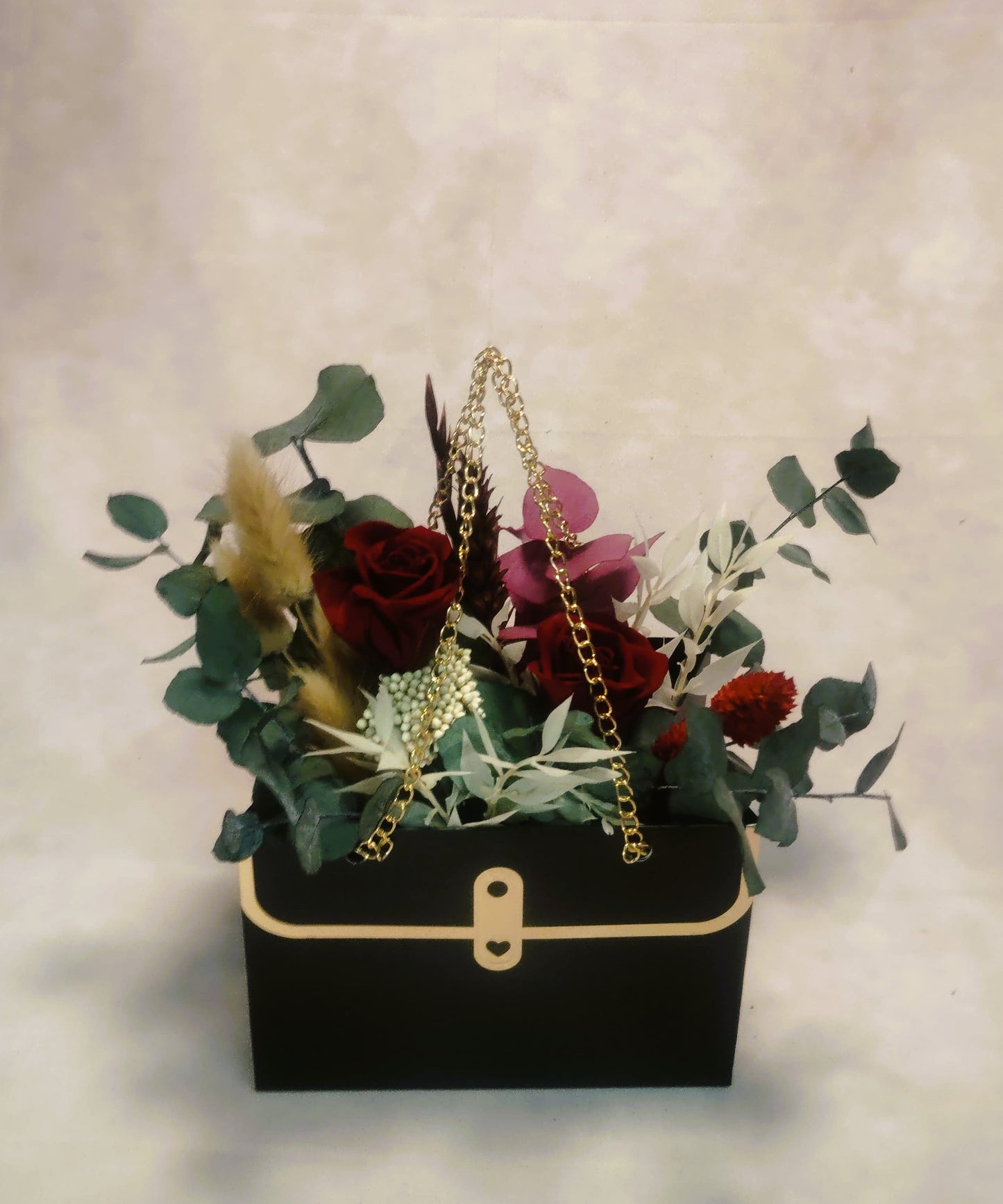 Composicion Floral ; Arreglo floral en Bolso Decorativo con Rosas Rojas y Flores Preservadas