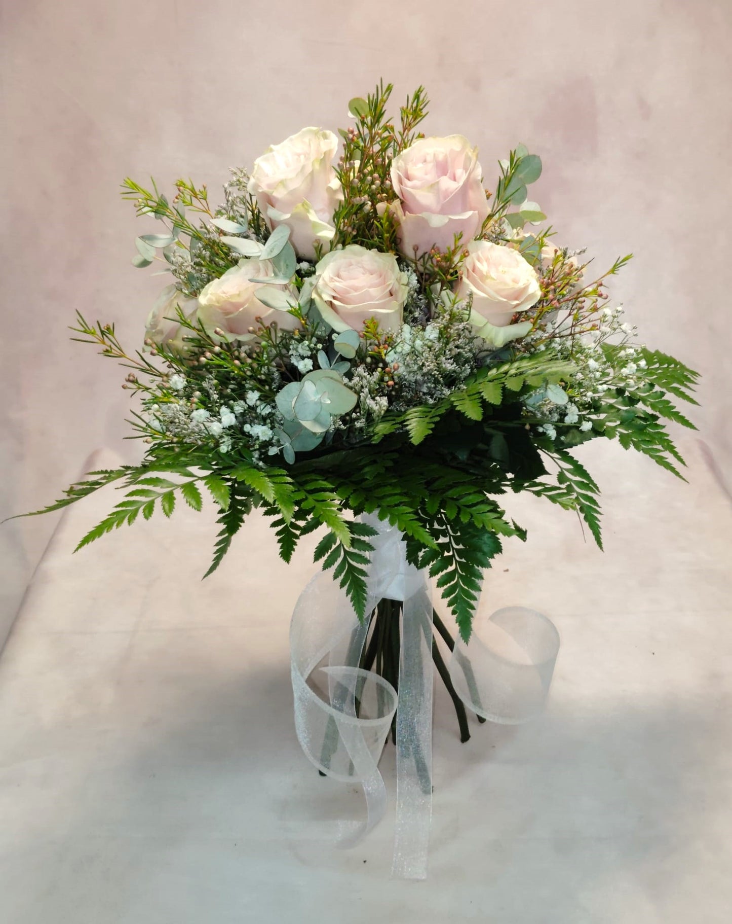 Composición floral de rosas rosadas; Susurro en rosa