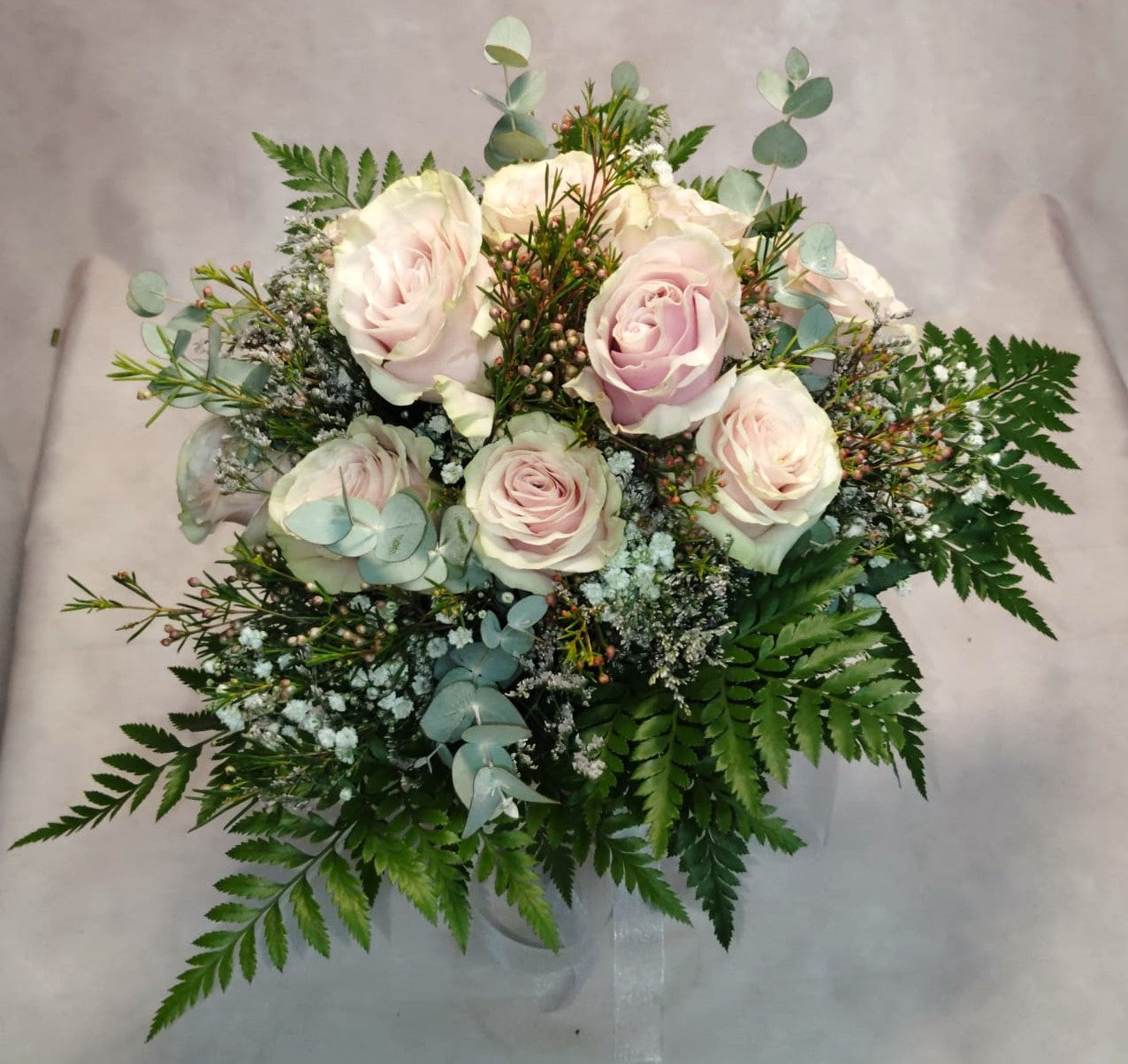 Composición floral de rosas rosadas; Susurro en rosa