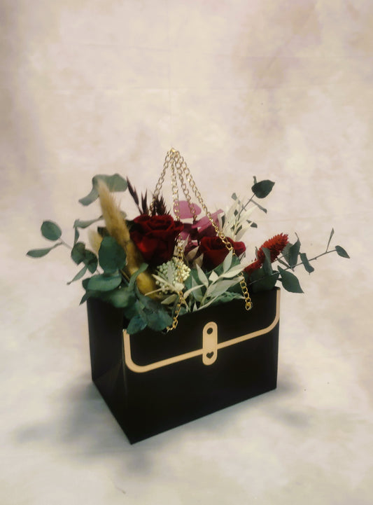 Composicion Floral ; Arreglo floral en Bolso Decorativo con Rosas Rojas y Flores Preservadas